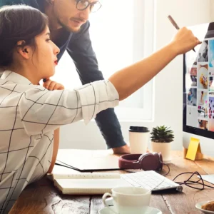 Diseñadores creando un sitio web landingpage