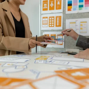 Agencia de diseño de logo creando una marca con estrategia