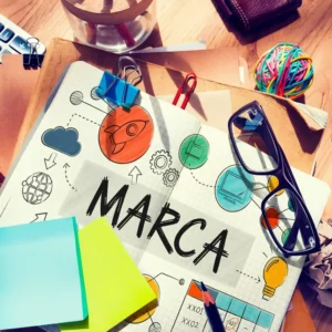 Agencia de diseño de logo creando una marca