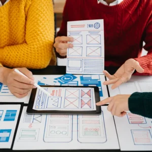 Equipo de diseñadores creando un sitio web informativo